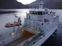 登陆艇，坦克 待售