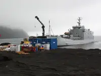 登陆艇，坦克 待售
