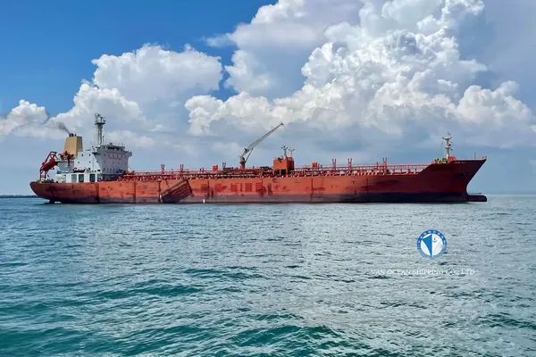 Oil/Chemical tanker for sale